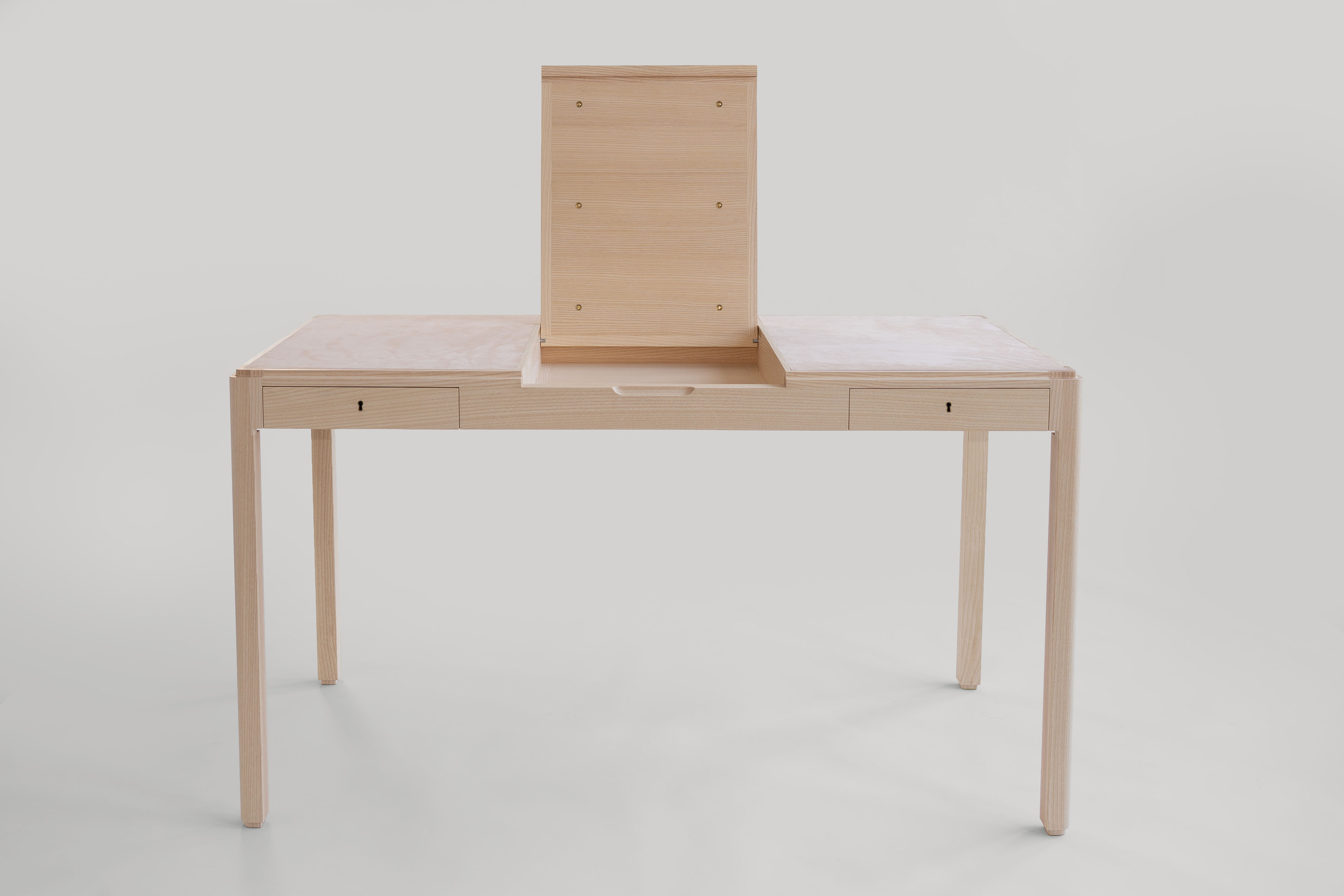 Journalist’s Desk in profile